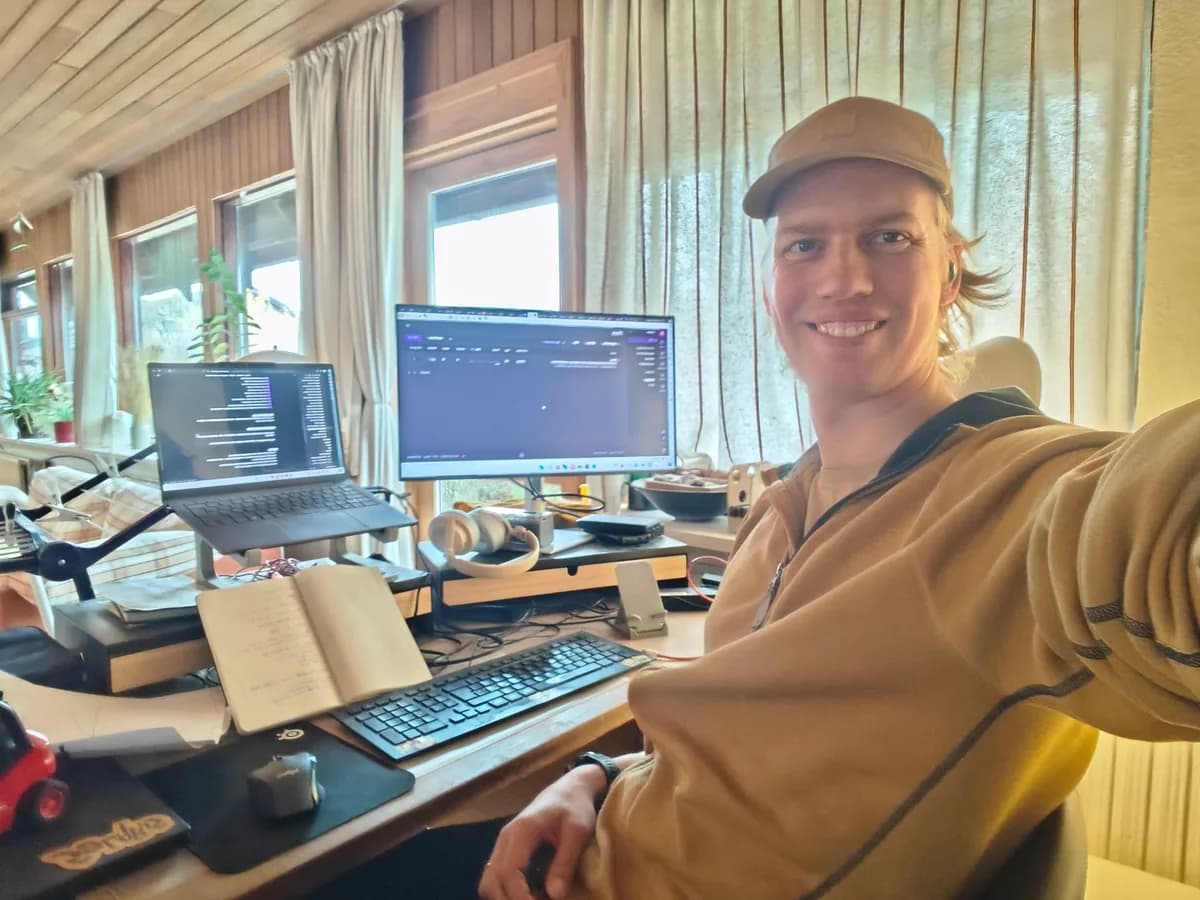 Mads ved skrivebordet med editor og terminal åbne