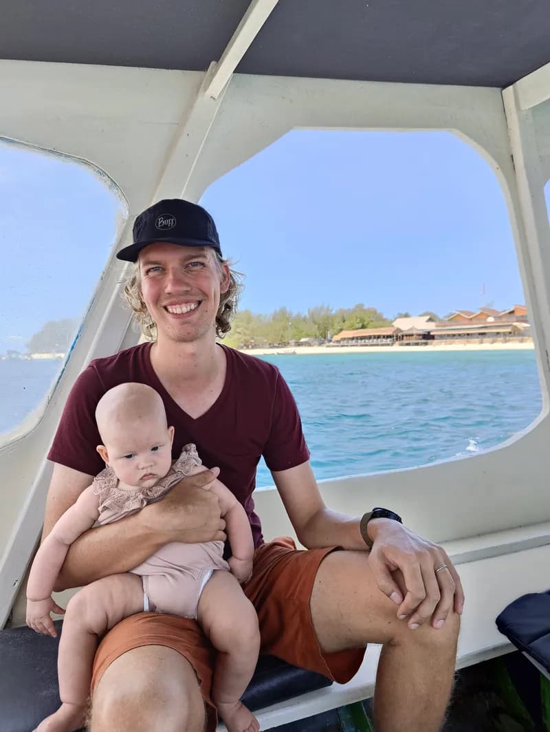 Mads på en båd i tropisk farvand i Indonesien