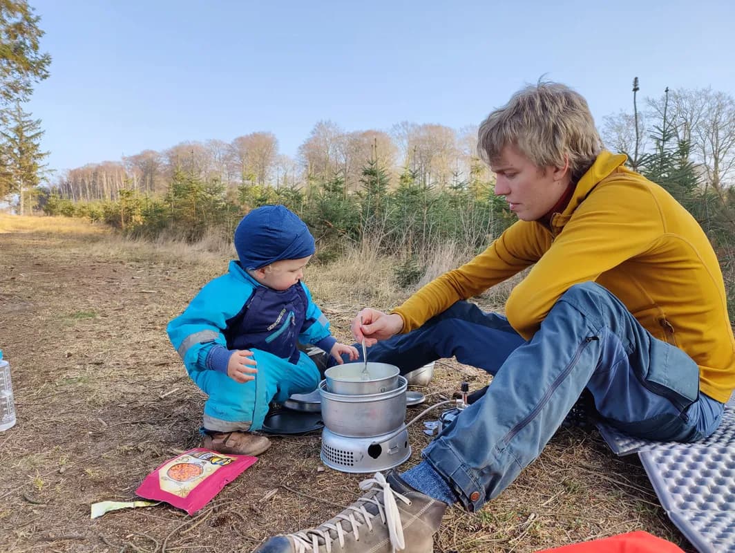 Mads laver mad over bål på campingtur