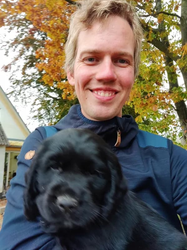 Mads med hund i efterårsfarver