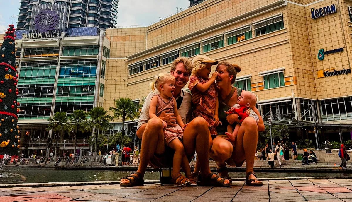 Mads med familien foran Petronas-tårnene i Kuala Lumpur