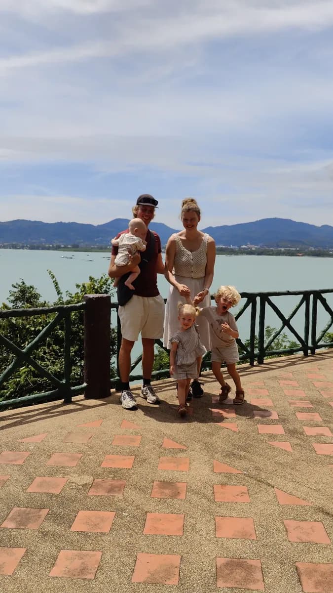 Familien ved et udsigtspunkt på Langkawi