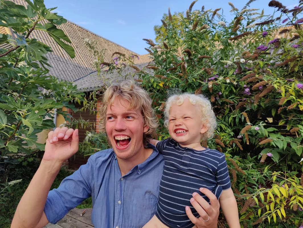 Mads griner i haven derhjemme