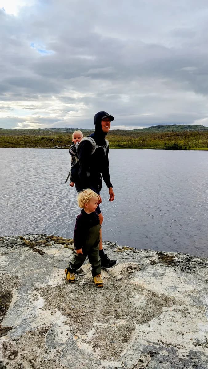 Mads ved en bjergso på Hardangervidda