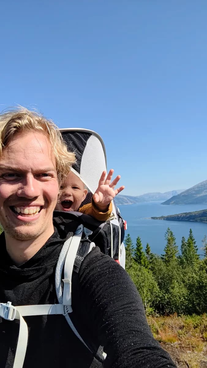 Mads på vandretur ved en norsk fjord