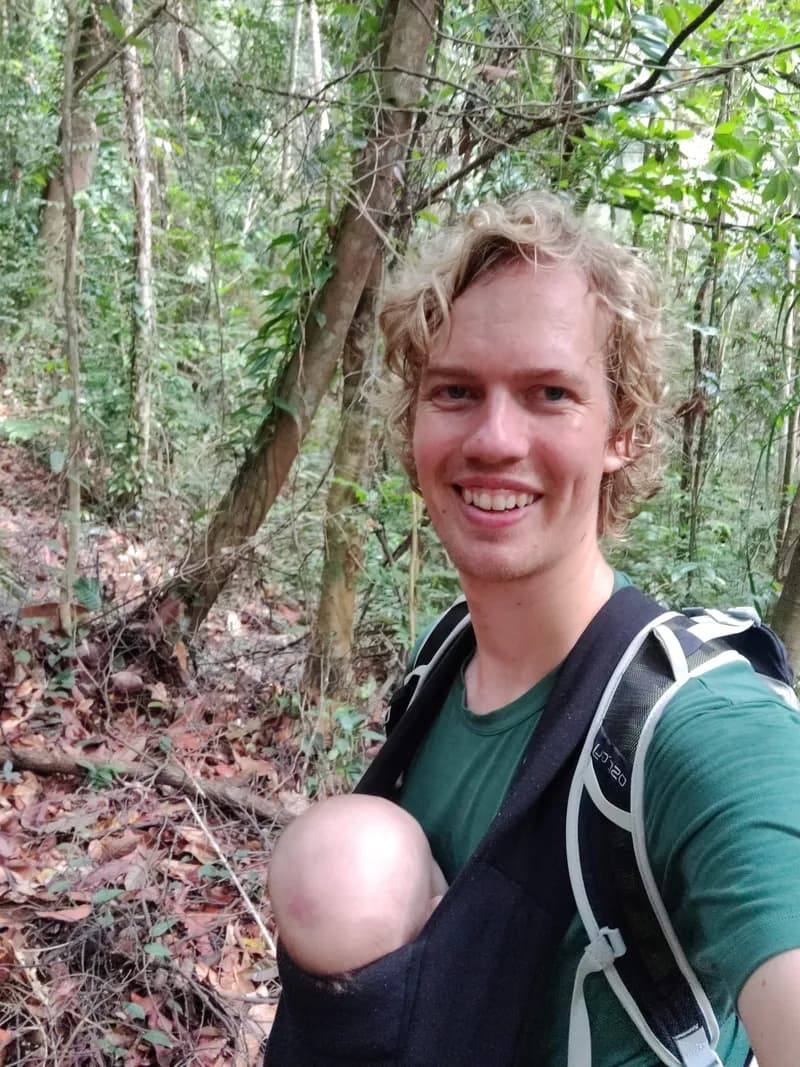 Mads vandrer gennem junglen på Borneo