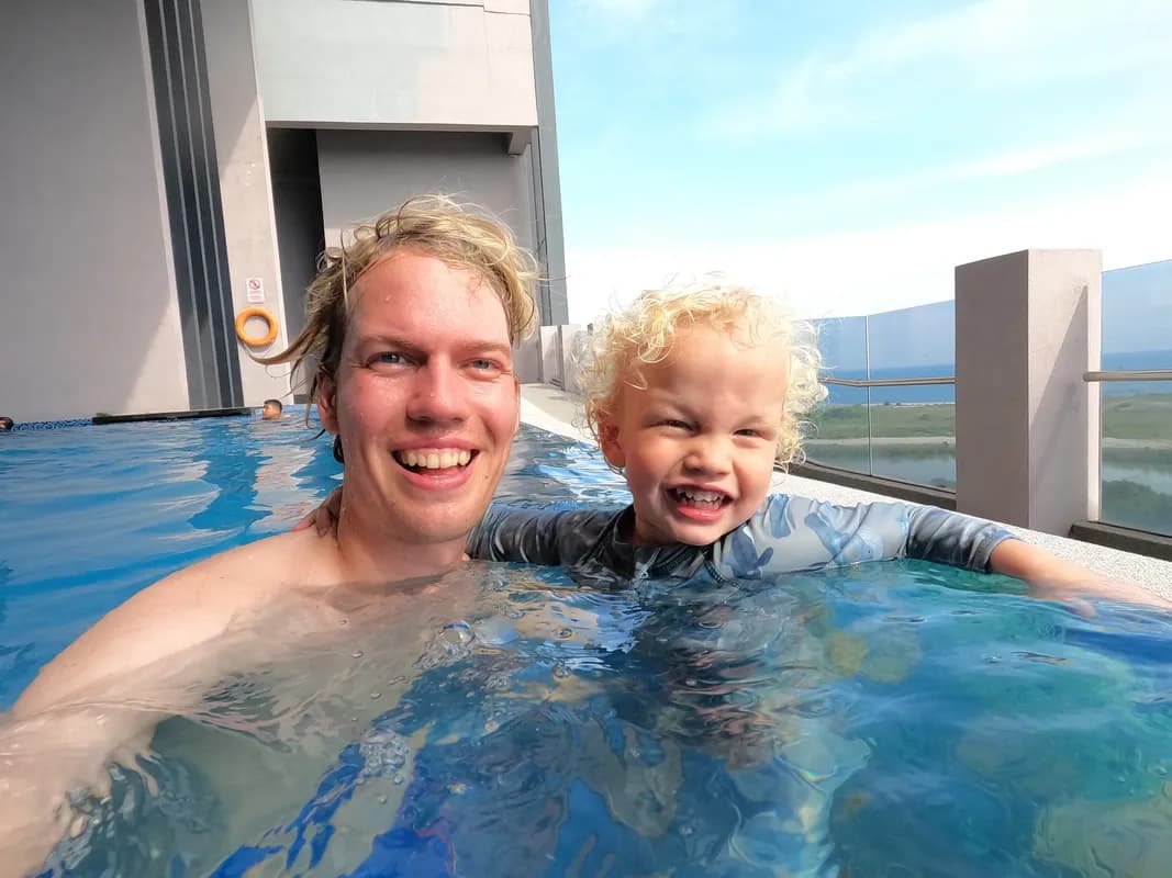 Mads ved en tagpool i Malaysia
